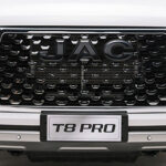 Parrilla frontal cromada de gran tamaño